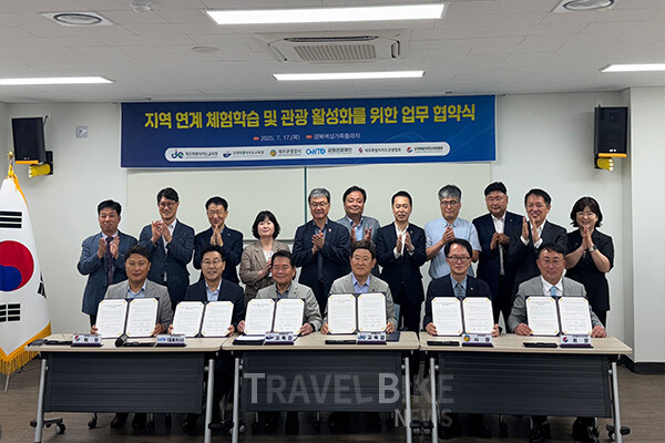 제주도 관광협회, 제주도 교육청, 제주관광공사는 제주특별자치도–강원특별자치도 연계 관광 활성화를 위한 6자 기관과 업무협약을 체결했다고 17일 밝혔다. 사진/제주도 관광협회