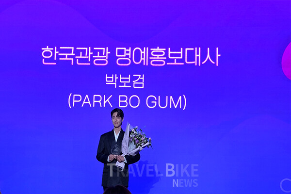 뮤직비디오 영상의 주제곡인 ‘온 마이 웨이(On My Way)’는 올해 한국관광 글로벌 캠페인을 위해 제작된 노래로, 박보검이 직접 불러 눈길을 끌었다. 사진/김효설 기자