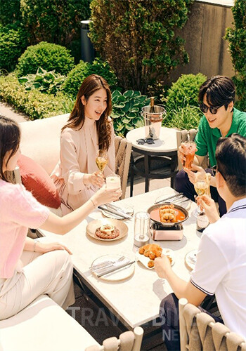 여름 시즌 한정 야외 다이닝 '서머 오울'. 사진/포시즌스 호텔 서울