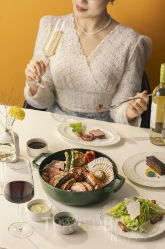 로비 라운지 & 바, ‘르미에르’의 스파클링 아워. 사진/르메르디앙 서울 명동