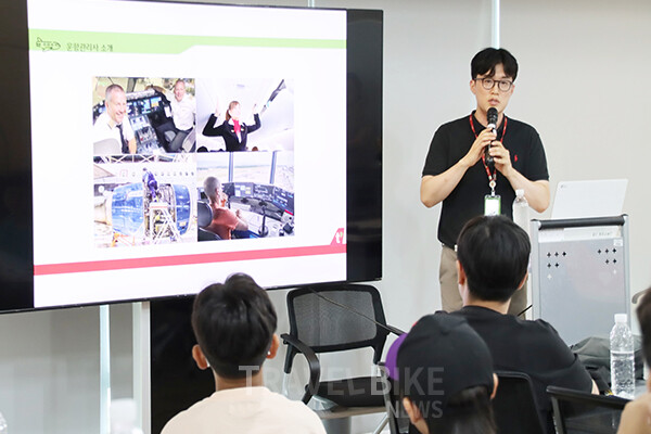 티웨이항공이 국립항공박물관에서 초등학교 및 중학교 학생들을 대상으로 항공 진로 특강을 진행하고 있다. 사진/티웨이항공