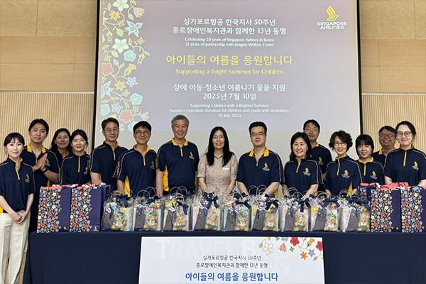 ‘싱가포르항공과 함께하는 여름나기’ 물품 전달식에서 싱가포르항공 임직원들과 김은영 관장이 기념 촬영을 하고 있다. 사진/싱가포르항공