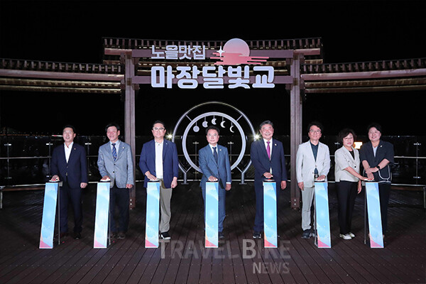 마장달빛교 중앙쉼터에서 열린 점등식에는 주민과 시민 200여 명이 함께해 축하의 시간을 가졌다. 사진/춘천