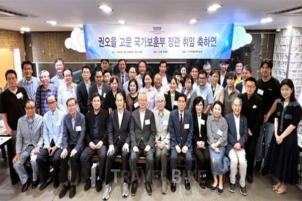 (사)국제관광인포럼은 지난 28일 오후 7시 서울 광화문 고봉삼계탕에서 권오을 포럼 고문의 국가보훈부 장관 취임 축하연을 가졌다. 사진/김효설 기자