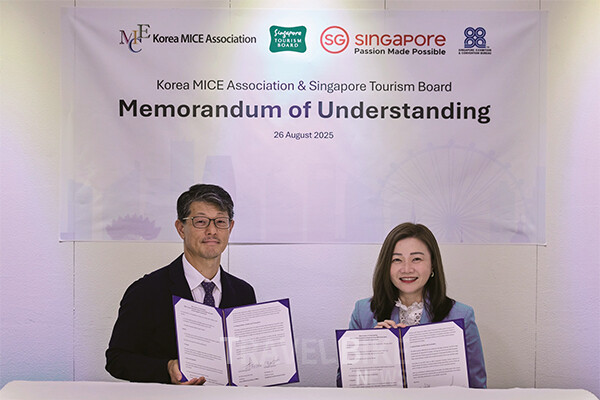 26일 한국MICE협회 신현대 회장(왼쪽)과 싱가포르관광청 멜리사 오우(Melissa Ow) 청장(오른쪽)이 MOU를 체결하고 기념사진을 촬영하고 있다. 사진/실가포르관광청