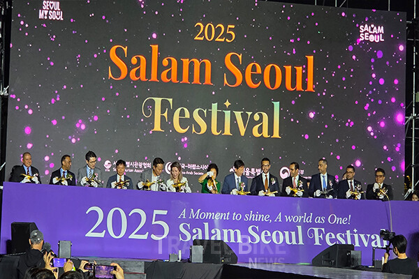 8일 개막식에서는 서울과 아·중동의 문화적 화합을 상징하는 주한 아·중동 국가 대사들과 서울시 주요 인사가 함께 샌드 퍼포먼스를 진행했다. 사진/김효설 기