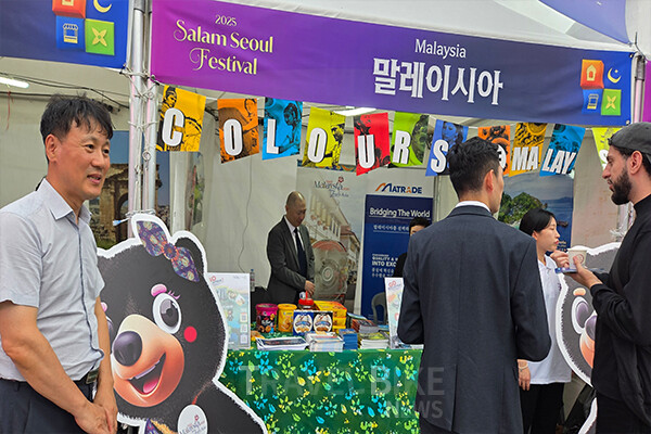 이틀간 광화문광장 곳곳에서는 체험과 전시 프로그램이 운영된다. 사진은 말레이시아관광청 부스. 사진/김효설 기자