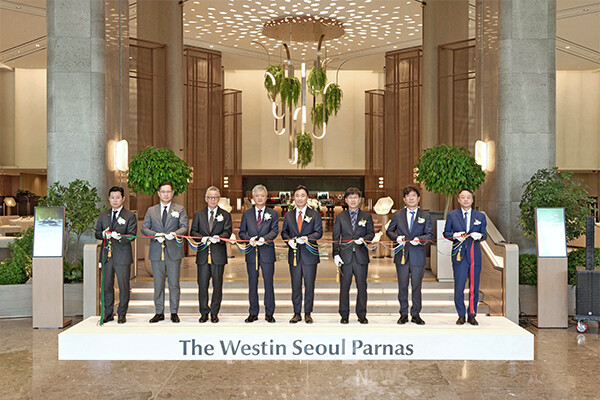 ‘웨스틴 서울 파르나스(The Westin Seoul Parnas)’가 15일 개관식을 열고 본격 영업에 나섰다.왼쪽부터 ▲이인철 웨스틴 서울 파르나스 총지배인 ▲이영기 파르나스호텔 호텔운영본부장 ▲ 남기덕 메리어트 인터내셔널 한국·베트남·필리핀 지역 담당 대표 ▲이인호 한국무역협회 부회장 ▲여인창 파르나스호텔 대표이사 ▲김진만 강남구청 부구청장 ▲백현석 강남경찰서 서장 ▲한만환 파르나스호텔 경영지원본부장이 웨스틴 서울 파르나스 개관 기념 행사를 진행하고 있다.