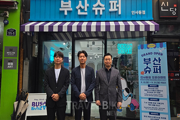 서울 인사동 한복판에서 부산을 만나는 일이 가능해졌다. 골목마다 전통과 현대가 어우러진 인사동에, 바다 냄새와 로컬 감성을 품은 ‘부산슈퍼 인사동점’이 문을 열었기 때문이다. 사진/김효설 기자