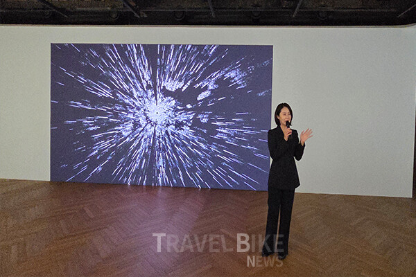 함선재 관장은 "로랑 그라소의 개인전 ‘미래의 기억들’은 회화, 조각, 영상 등 20여 점의 작품을 통해 기후 변화와 생태 위기라는 무거운 주제를 예술적으로 풀어냈다."라고 설명했다. 사진/김효설 기자