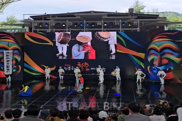 대한민국 대표 문화관광축제로 자리매김한 '안동국제탈춤페스티벌'은 2022년 ‘한국의 탈춤’이 유네스코 인류무형문화유산에 등재되면서 국제적으로도 주목을 받게 됐다. 사진/ 이종욱
