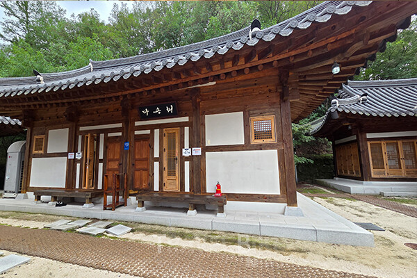 선성현문화단지의 한옥 체험관은 최대 80명이 머물 수 있는 한옥 공간으로 현대적 편의까지 갖추어 여행자의 밤을 품격 있게 완성한다. 사진/김효설 기자