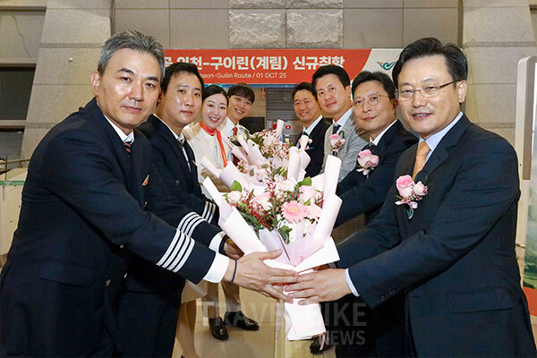 10월&nbsp;1일&nbsp;인천국제공항에서&nbsp;진행된&nbsp;제주항공의&nbsp;인천~구이린&nbsp;노선&nbsp;신규&nbsp;취항식에&nbsp;참석한&nbsp;김이배&nbsp;대표이사(사진&nbsp;오른쪽&nbsp;맨&nbsp;앞)와&nbsp;임직원들이&nbsp;신규&nbsp;취항 편&nbsp;승무원들에게&nbsp;꽃다발을&nbsp;전달하고&nbsp;있다. 사진/제주항공