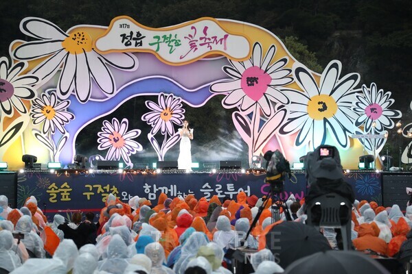 꽃향기 가득한 무대에서는 다양한 공연이 펼쳐진다. 특히 18일 오후 3시 개막식에는 장민호, 박창근, 김태연 등 국내 정상급 가수들이 출연해 축제의 열기를 더한다. 사진/정읍시