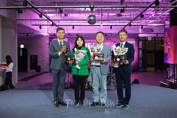 11월 3일에는 한국MICE협회 시상식이 열려 한 해 동안 산업 발전에 기여한 회원사와 인물들이 선정됐다.  우수회원사 시상식. 사진/한국MICE협회