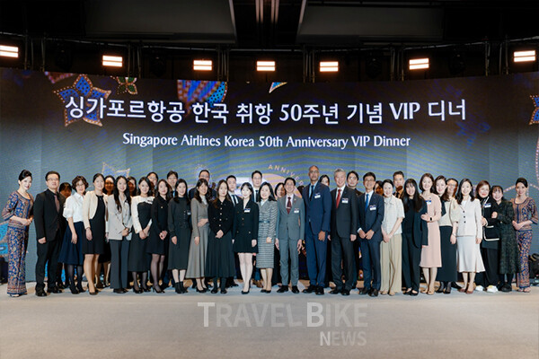 하늘 위의 서비스, 그리고 변함없는 품격. 반세기의 시간을 넘어 여전히 여행의 설렘을 품고 나는 싱가포르항공의 여정은, ‘비행’ 그 이상의 이야기를 우리에게 들려주고 있다.  싱가포르항공 임직원. 사진/싱가포르항공