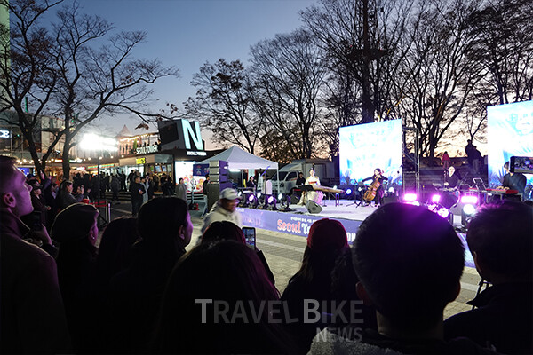 전통악기를 기반으로 구성된 퓨전 국악 공연은 힘 있고 생동감 넘치는 리듬으로 현장을 압도하며, 서울 관광의 ‘현재형 전통문화’가 가진 매력을 새롭게 보여줬다. 사진/서울특별시관광협회
