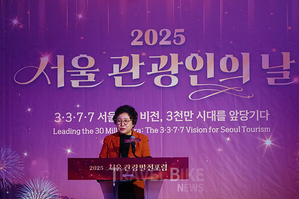 조태숙 서울시관광협회 회장은 “관광객 3천만 명 유치, 1인당 지출 300만 원, 체류 기간 7일, 재방문율 70%라는 ‘3·3·7·7’ 전략 전환은 선택이 아닌 필수”라며 “AI와 데이터 기반 혁신을 관광 산업 전반에 실질적으로 연결해야 할 시점”이라고 강조했다. 사진/김효설 기자