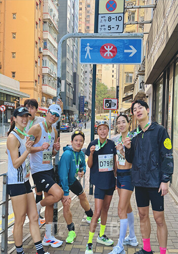 대한민국 ‘러닝 전도사’로 불리는 가수 션과 그의 러닝 클럽 ‘언노운 크루’를 비롯한 다수의 한국 셀럽 러너들이 직접 레이스에 참여하며 현지의 이목을 집중시켰다. 사진/인스타그램 @bobae