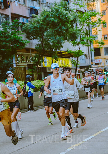 지난 18일 개최된 ‘2026 스탠다드차타드 홍콩 마라톤’에 가수 션을 비롯한 한국 셀럽 러너들이 참가했다. 사진/인스타그램 @bobae