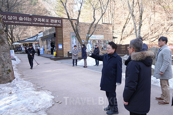 육동한 춘천시장은 30일 구곡폭포 관광지를 직접 찾아 빙벽 운영 현장을 점검하고 관계자들을 격려했다. 사진/춘천시