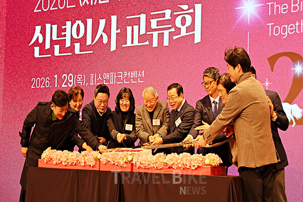 기념 퍼포먼스에서는 한국마이스협회의 새 출발을 기념하는 떡케이크 커팅식이 진행됐다. 사진/김효설 기
