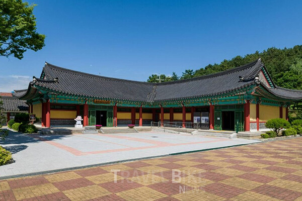 유관순열사기념관에서는 열사의 생애와 아우내 만세운동의 전개 과정을 연표와 영상으로 정리해 아이 눈높이에 맞춰 전달한다. 사진/한국관광공사