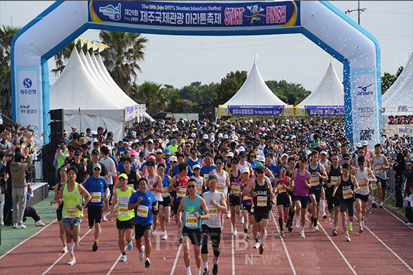 제주 대표 관광 스포츠 행사인 제주국제관광마라톤축제가 30주년을 맞아 참가자 모집을 시작했다. 사/ 제주특별자치도관광협회