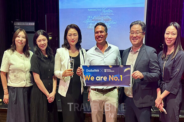 글로벌 크루즈 예약 플랫폼 CruiseTMK를 운영하는 투어마케팅코리아가 로얄캐리비안그룹 아시아태평양(APAC) 지부로부터 ‘2025년 우수 판매 에이전트’로 선정됐다. (왼쪽 네 번째부터) 로얄캐리비안크루즈 아시아태평양 지사 채드 그로스페(Chad Grospe) 부사장, 투어마케팅코리아 이재명 대표이사, (가장 오른쪽) 로얄캐리비안크루즈 한국 담당 문 김(Moon Kim) 매니저. 사진/투어마케팅코리아