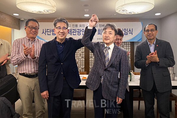 신임 회장으로 취임한 김정배 회장(왼쪽)은 40여 년 행정 경험을 바탕으로 포럼 비전을 설명했다. 사진/김효설 기자