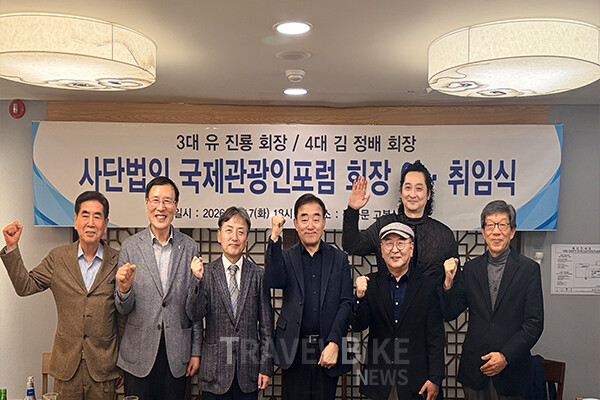 유 전 회장(가운데)은 “대한민국 대통령 임기보다 긴 시간 동안 회장직을 수행하며 함께할 수 있어 영광이었다”라며, “포럼의 가장 큰 자산은 서로를 돕는 겸손한 문화”라고 강조했다. 사진/김효설 기자
