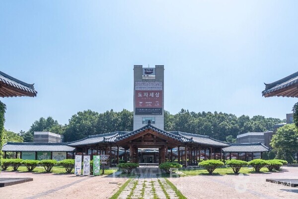 캠페인 기간 동안 진도 신비의 바닷길 축제, 여주 도자기 축제 등 전국 각지의 축제와 문화 프로그램이 연계돼 여행의 즐길 거리를 더한다. 사진/한국관광공사