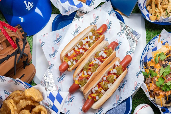 다저스타디움의 상징인  ‘도거독(Dodger Dog)’은 경기장을 찾은 팬이라면 반드시 맛봐야 할 대표 메뉴로 꼽힌다. 사진/로스엔젤레스관광청