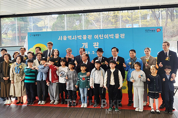 서울 도심 한복판에 어린이 전용 역사교육 공간이 처음으로 문을 열었다. 지난 26일 서울시의회 김형재 의원이 서울역사박물관 어린이박물관 개관식에 참석해 축사를 전하고 시설 운영 현황을 점검했다. 사진/서울시의회