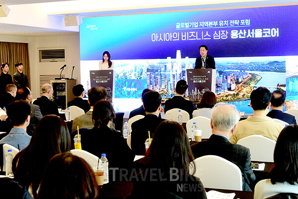 서울특별시의회 도시안전건설위원회 부위원장 김용호 시의원은 지난 3월 27일 용산구 전쟁기념관 피스앤파크 컨벤션에서 열린 「아시아의 비즈니스 심장, 용산서울코어: 글로벌기업 지역본부 유치 전략 전문가 포럼」에 참석해 축사를 통해 용산국제업무지구의 전략적 중요성을 강조했다. 사진/서울특별시의회