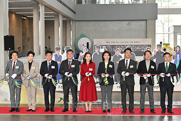 지난 4월 1일 용산구에 새롭게 조성된 서울특별시교육청 신청사 대강당에서 열린 서울특별시교육청 신청사 개청식에 참석한 김용호 서울시의원(왼쪽 첫 번째)이 참석한 내외빈과 커팅 세레모니를 하고 있다. 사진/서울시의