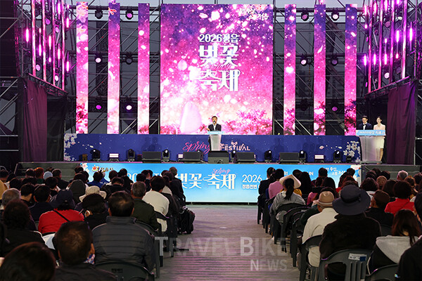 전북 정읍시를 대표하는 봄꽃 축제 ‘2026 정읍 벚꽃축제’가 전국 각지에서 몰린 상춘객들의 뜨거운 호응 속에 성황리에 막을 내렸다. 사진/정읍시