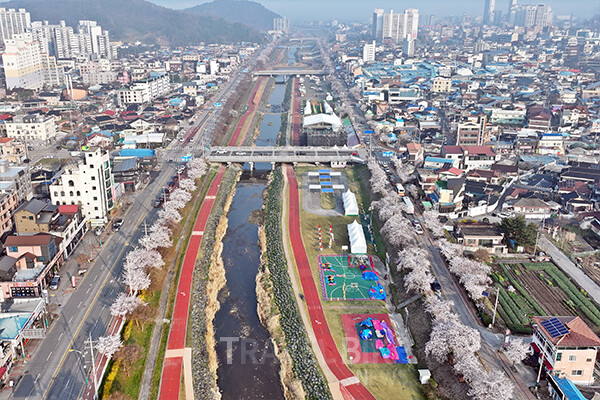 ‘정읍과 봄’을 슬로건으로 열린 이번 축제는 지난 4월 3일부터 5일까지 정읍천 어린이축구장 일원에서 진행됐다.사진/정읍시
