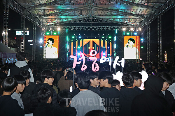 인기 아티스트들의 연이은 무대는 관람객들의 발길을 붙잡으며 현장 분위기를 최고조로 끌어올렸다. 사진/정읍시