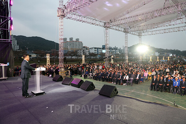 이학수 정읍시장은 “방문객들의 성숙한 시민의식과 관계자들의 노력 덕분에 축제를 성공적으로 마무리할 수 있었다”라며 “내년에는 더욱 풍성하고 진화된 콘텐츠로 전국 최고의 봄꽃 축제로서 명성을 이어가겠다”라고 강조했다. 사진/정읍시