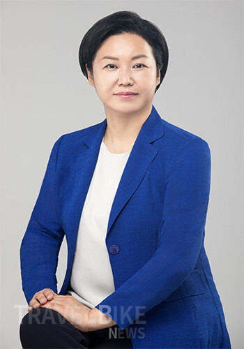 서울시의회 이민옥 의원이 의류 폐기물 문제 해결을 위한 제도적 기반 마련에 나서며 주목받고 있다. 사진/서울시의