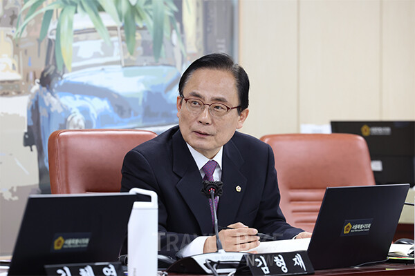 지난 3월 5일 열린 제334회 서울시의회 임시회 문화체육관광위원회 업무보고에서 서울시 홍보기획관을 상대로 도심 대형 전광판과 지하철 역사 내 LED 광고의 과도한 밝기 문제를 지적한 서울시의회 김형재의원. 사진/서울시의회