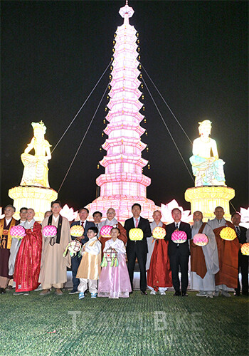 오세훈 서울시장이 부처님오신날을 앞두고 봉축점등식에 참석해 자비와 화합의 메시지를 전했다. 사진/서울시