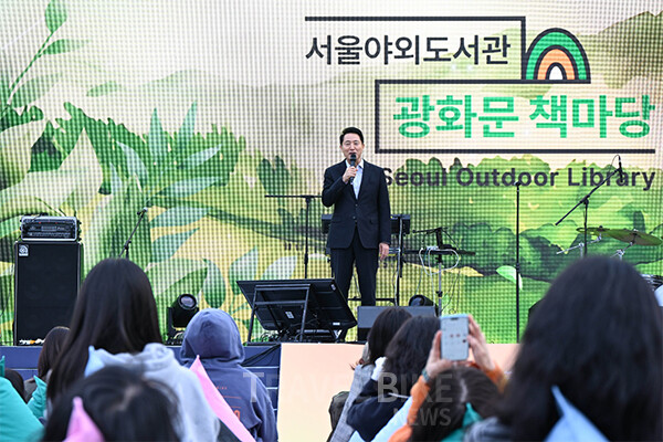 오세훈 시장은 23일 광화문광장 육조마당 ‘광화문 책마당’과 청계천 일대 ‘책읽는 맑은냇가’에서 열린 ‘2026 서울야외도서관 개장식’에 참석했다. 사진/서울시