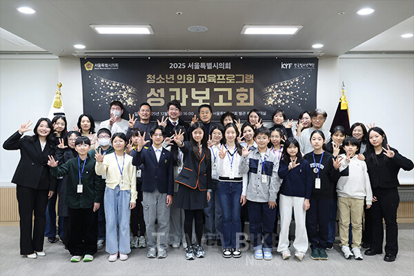 문성호 서울특별시의회 의원이 제3기 서울시의회 청소년의회가 발굴한 13개 조례안을 전면 현실화하며 ‘약속을 지키는 정치’의 상징적 사례를 만들어냈다. 사진/서울시의회