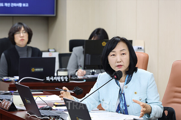 서울시가 추진 중인 한강버스 셔틀버스 사업을 둘러싸고 ‘이용률 저조’와 ‘재정 투입 논란’이 동시에 불거지며 정책 신뢰성에 대한 비판이 커지고 있다. 사진/서울시의회