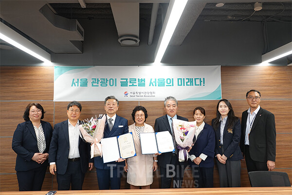 서울시관광협회는 협회 회원사인 써미트호텔서울이 ‘2026년 지역관광 진흥 유공 표창’ 단체 부문 서울특별시장 표창장을, 중식당 개화 대표이자 협회 관광식당업위원회 위원장인 황석제 대표는 개인 부문 서울특별시 감사장을 수상했다고 밝혔다. 사진/ 서울시관광협회
