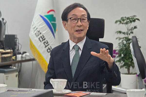 지난 4월 1일 취임한 김주강 이사장은 ‘안전’과 ‘지속가능성’을 가장 먼저 강조하면서, 화려한 개발 청사진보다 “사고 없는 공단, 지속 가능한 공단”이라는 보다 현실적이고 구조적인 목표를 우선순위로 제시했다. 사진/김효설 기자