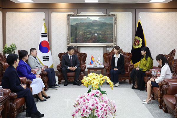 아이수루 서울시의회 의원이 13일 서울특별시의회 본회의장에서 몽골 항올구 의회 대표단과 면담을 갖고 문화·교육 협력 및 지방외교 활성화 방안을 논의하고 있다. 사진/서울시의회