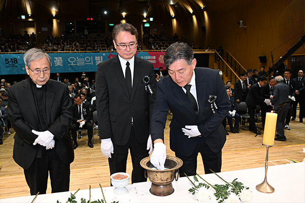 박찬구 서울시 정무부시장이 18일(월) 오전 서울시청 다목적홀에서 열린 ‘5·18민주화운동 제46주년 서울기념식’에서 헌화·분향하고 있다. 사진/서울시